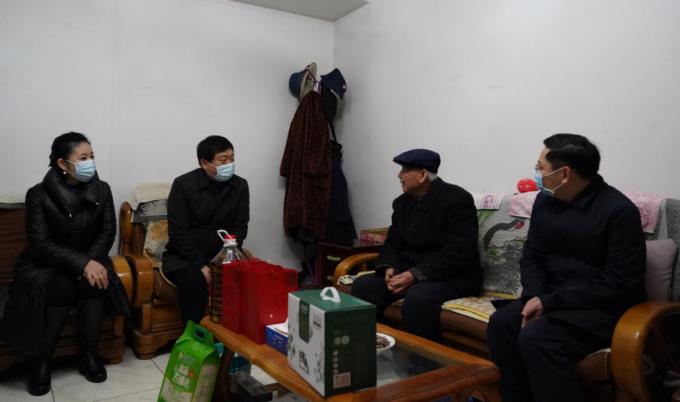 省国资委党委委员、副主任任兴文春节前夕带队走访慰问AG真人娱乐集团老党员
